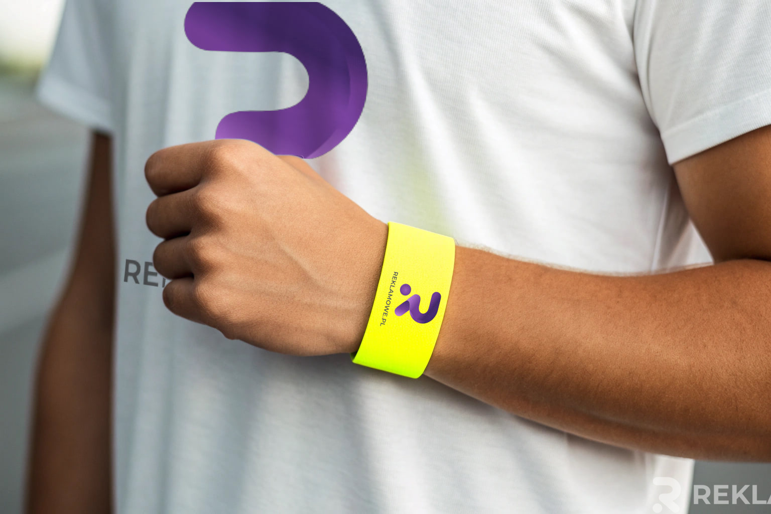 Szkło odbijające się na tle miasta, promujące bezpieczeństwo