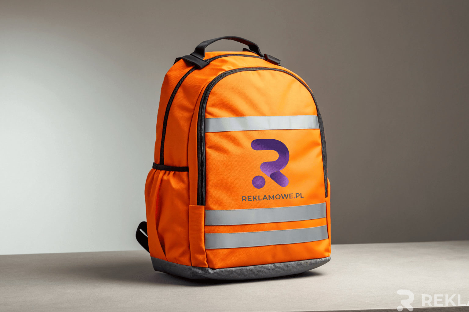 Osoba uprawiająca sport na świeżym powietrzu z elementami odblaskowymi